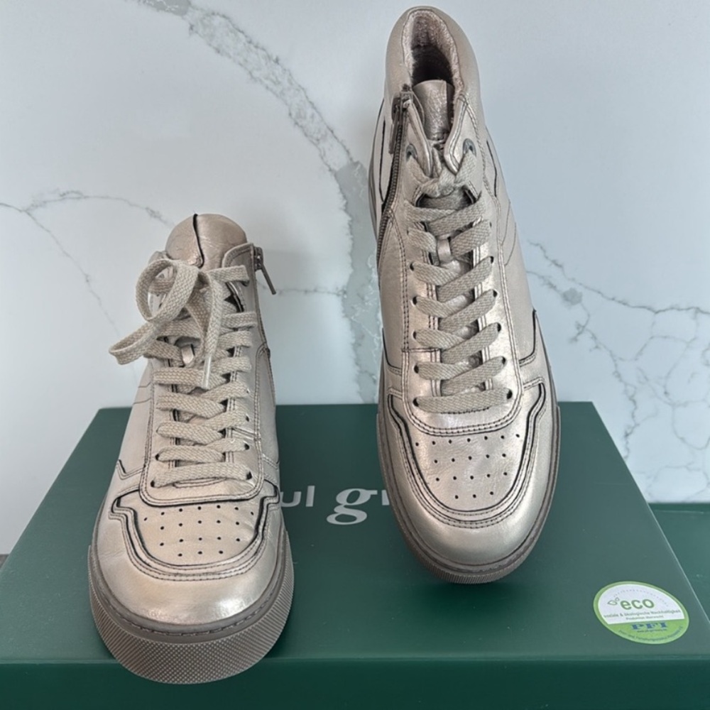 High top Sneakers. Cachemere leather. US 7.5
Never Worn, in Box.